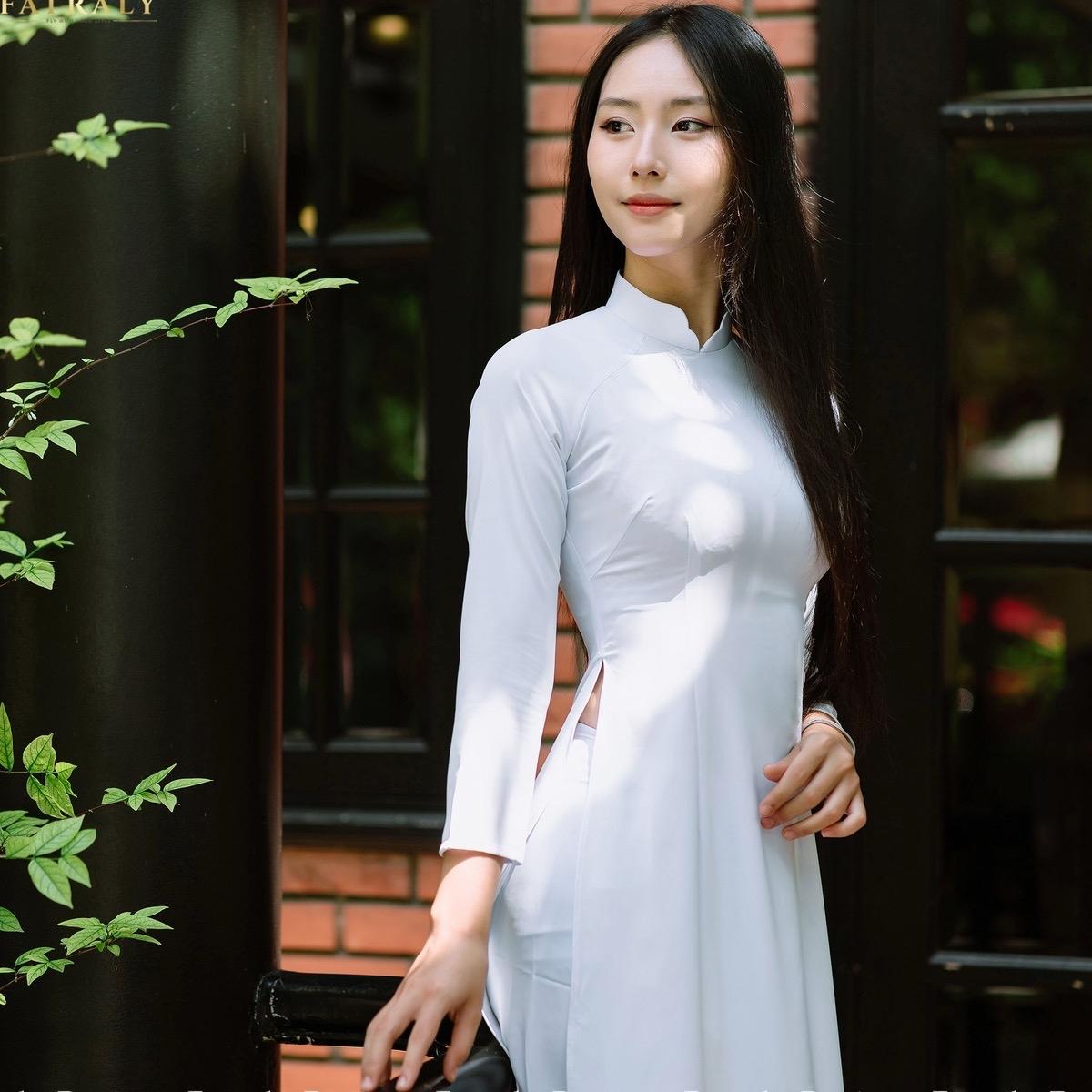 Áo dài Thanh Ngọc trắng vải lụa Thái Tuấn Fatraly