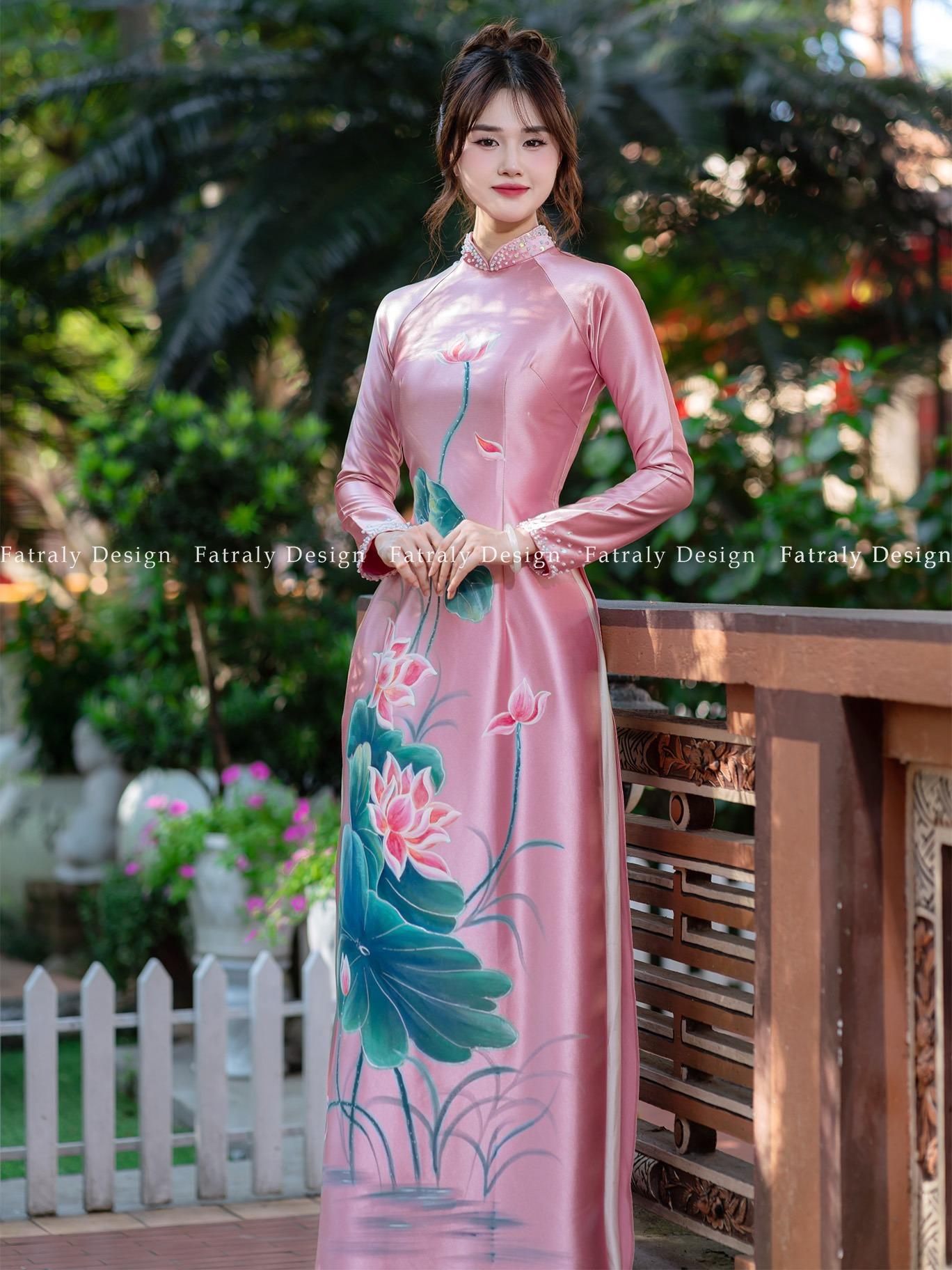 Áo dài nữ Lụa 2 da họa tiết hoa sen vẽ tay cao cấp cổ áo dính đá sang trọng 5 Áo dài nữ Lụa 2 da họa tiết hoa sen vẽ tay cao cấp cổ áo dính đá sang trọng - Hình ảnh 5