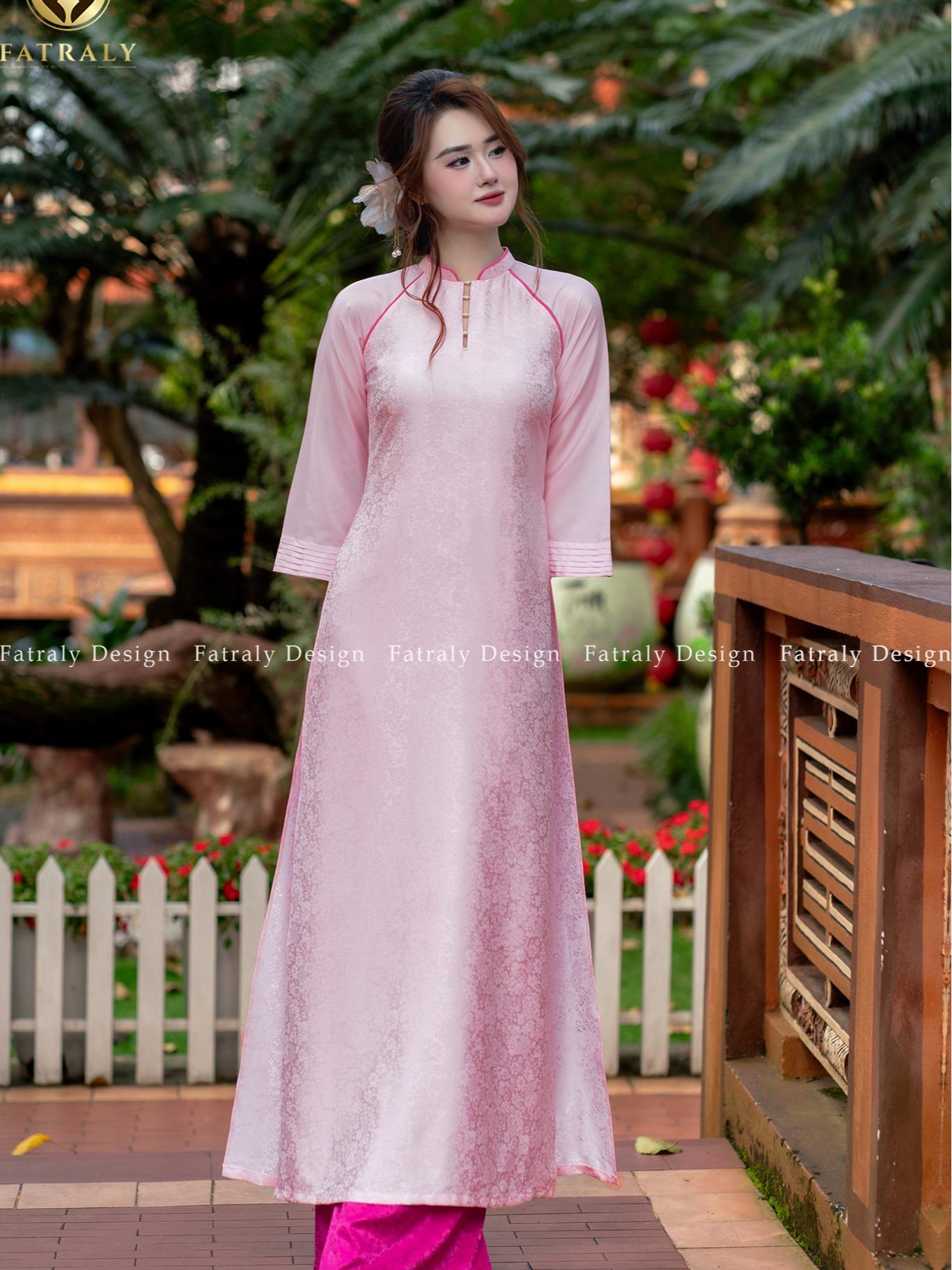 Áo dài Lụa gấm Vân nổi thiết kế dáng suông trẻ trung 1 Áo dài Lụa gấm Vân nổi thiết kế dáng suông trẻ trung, chất liệu cao cấp phù hợp nhiều dịp