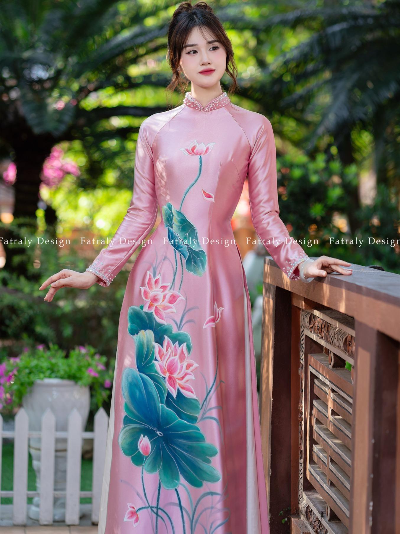 Áo dài nữ Lụa 2 da họa tiết hoa sen vẽ tay cao cấp cổ áo dính đá sang trọng 1 Áo dài nữ Lụa 2 da