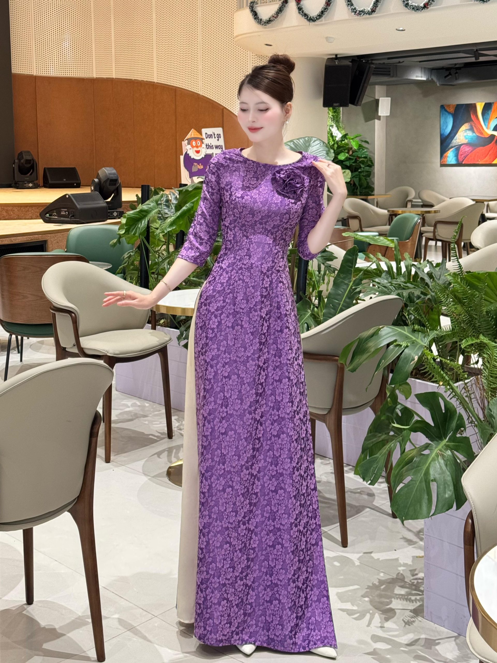 Bộ sưu tập Nàng Xuân - Áo dài thiết kế hoa vai từ lụa Vân Gấm cao cấp, chất liệu mềm mại vân hoa sắc nét với điểm nhấn bông hoa nở rộ 6 Bộ sưu tập Nàng Xuân - Áo dài thiết kế hoa vai từ lụa Vân Gấm cao cấp, chất liệu mềm mại vân hoa sắc nét với điểm nhấn bông hoa nở rộ - Hình ảnh 6