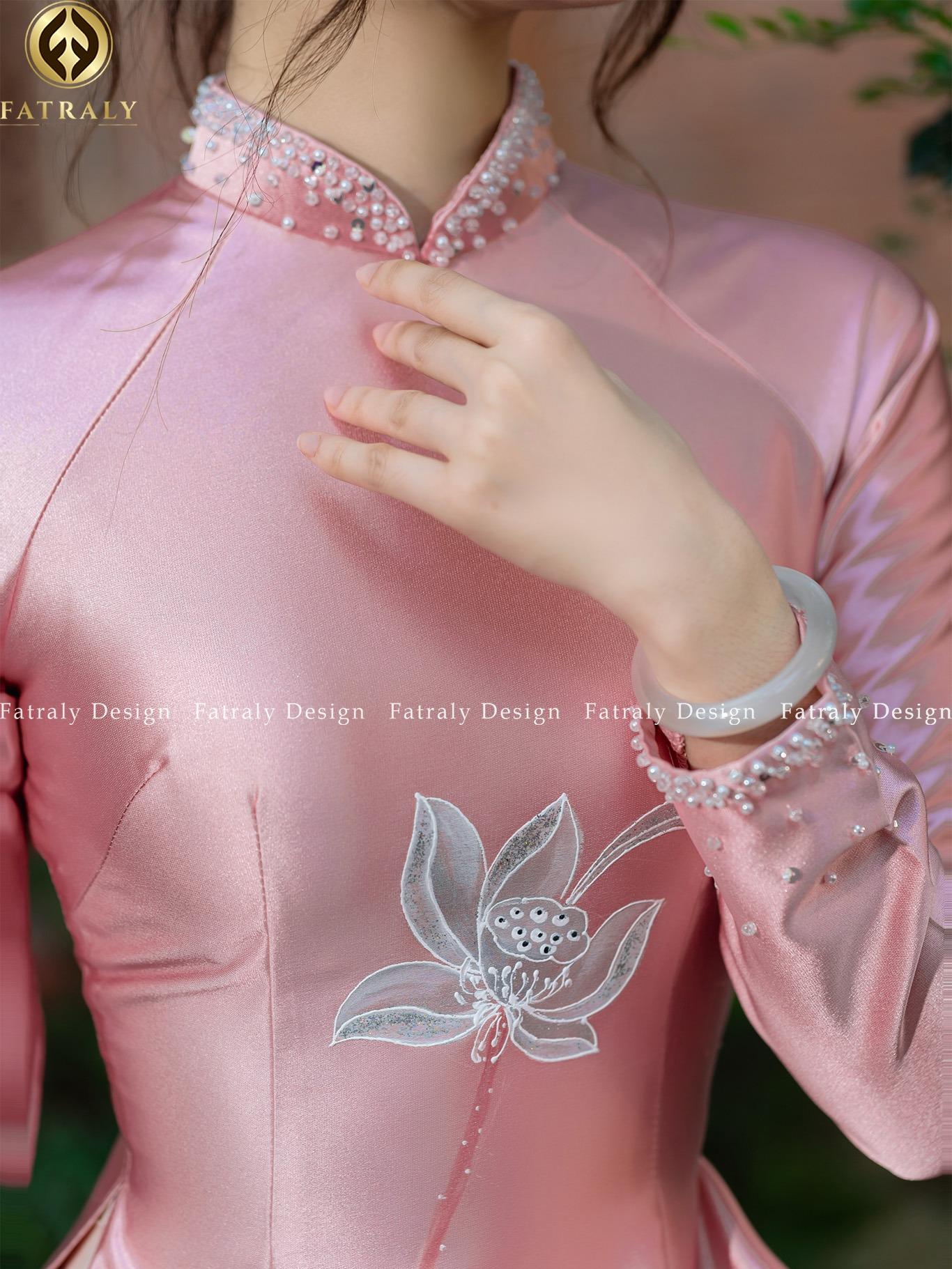 Áo dài nữ Lụa 2 da sang trọng với họa tiết vẽ tay cao cấp, chất liệu mềm mịn và họa tiết hoa tinh xảo 2 Áo dài nữ Lụa 2 da sang trọng với họa tiết vẽ tay cao cấp, chất liệu mềm mịn và họa tiết hoa tinh xảo - Hình ảnh 2