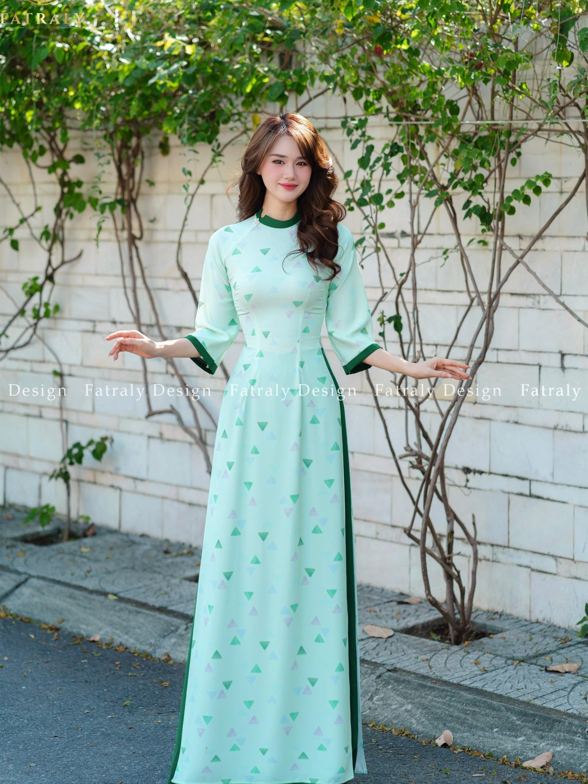 Áo dài lụa thạch Thái Tuấn thiết kế chuyên biệt