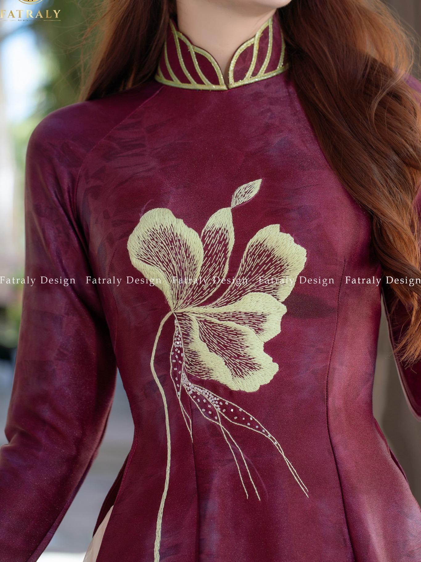 Áo dài lụa Thái Tuấn nhũ ánh kim hoàng gia hoạ tiết thêu thủ công siêu sang cho dịp đặc biệt 3 Áo dài lụa Thái Tuấn nhũ ánh kim hoàng gia hoạ tiết thêu thủ công siêu sang cho dịp đặc biệt - Hình ảnh 3