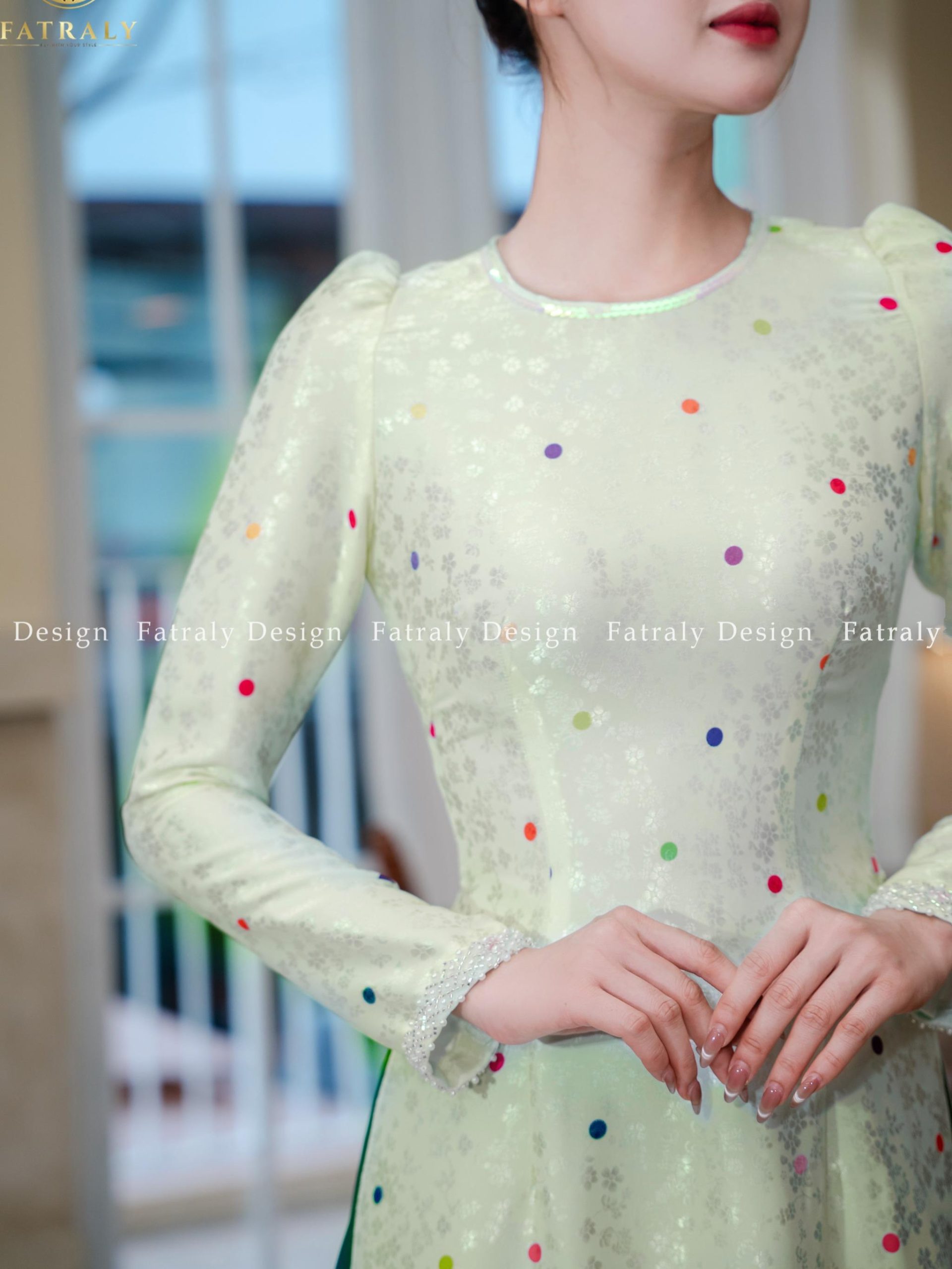 Áo Dài Gấm Thái Tuấn Cổ Tròn Tay Ngắn Thiết Kế Độc Đáo Phong Cách Hiện Đại Chất Liệu Cao Cấp 4 Áo Dài Gấm Thái Tuấn Cổ Tròn Tay Ngắn Thiết Kế Độc Đáo Phong Cách Hiện Đại Chất Liệu Cao Cấp - Hình ảnh 4