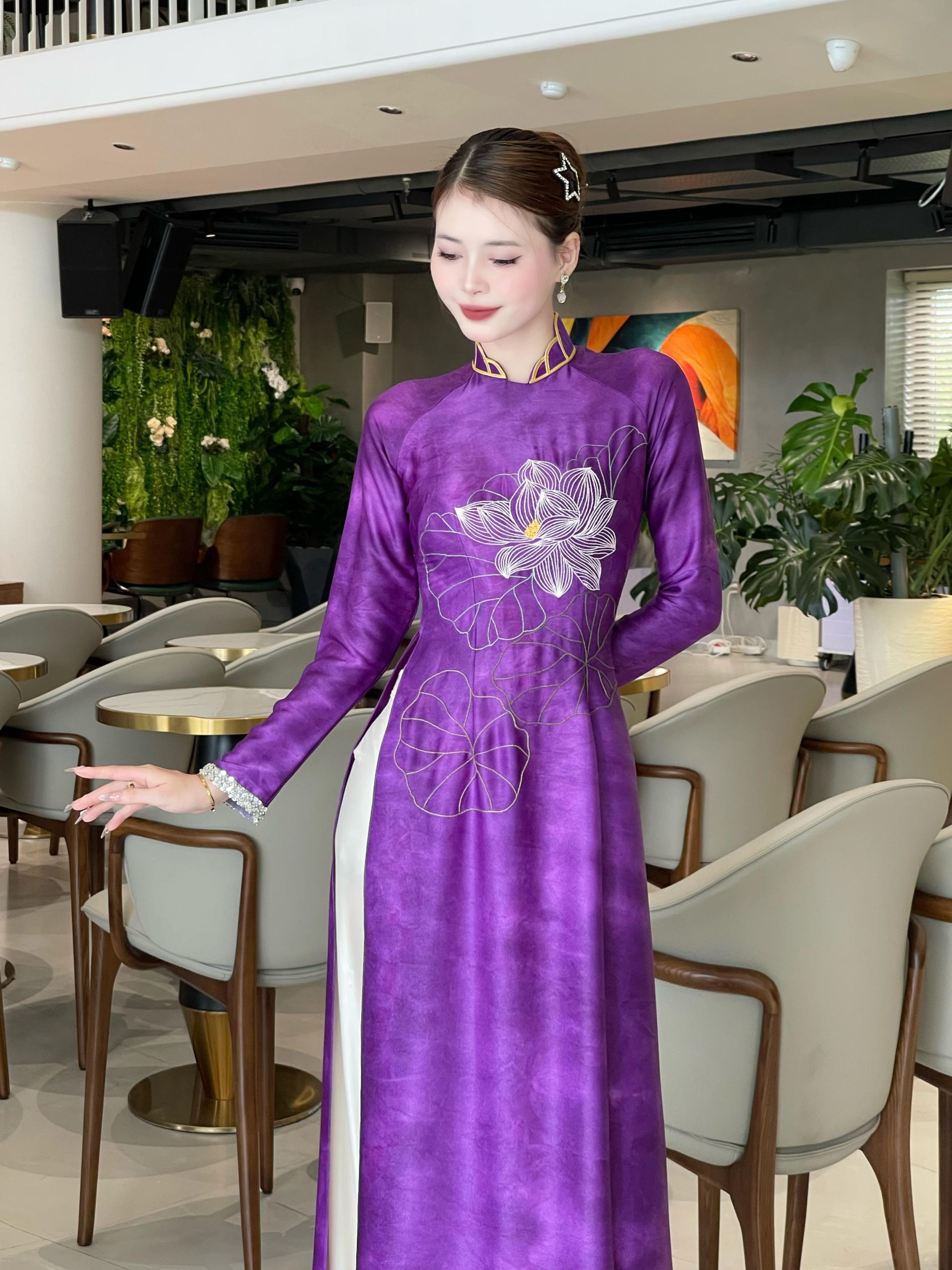 Áo dài lụa Thái Tuấn wath nhũ ánh kim hoàng gia màu tím sang trọng đẳng cấp 4 Áo dài lụa Thái Tuấn wath nhũ ánh kim hoàng gia màu tím sang trọng đẳng cấp - Hình ảnh 4