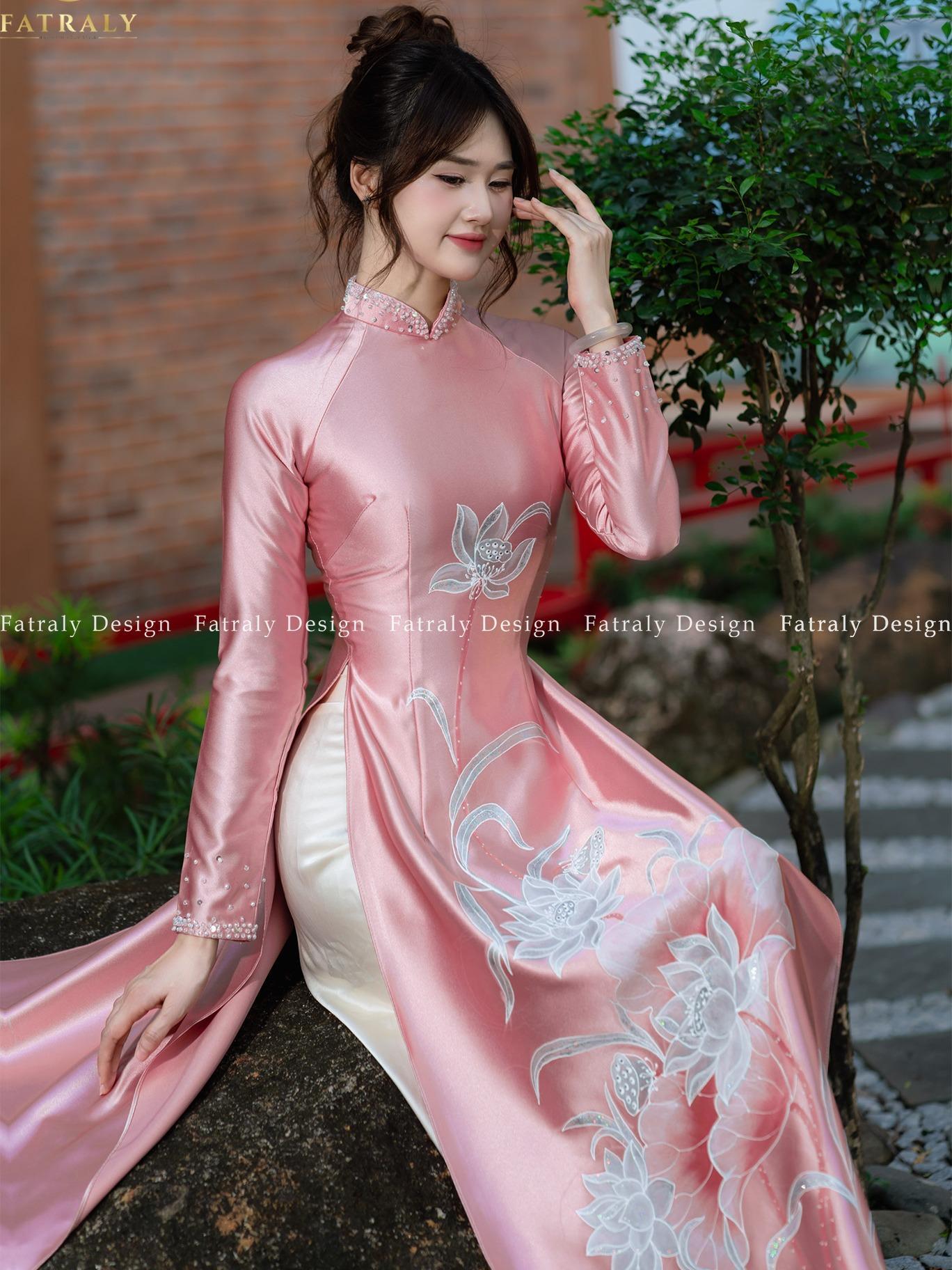 Áo dài nữ Lụa 2 da sang trọng với họa tiết vẽ tay cao cấp, chất liệu mềm mịn và họa tiết hoa tinh xảo 5 Áo dài nữ Lụa 2 da sang trọng với họa tiết vẽ tay cao cấp, chất liệu mềm mịn và họa tiết hoa tinh xảo - Hình ảnh 5