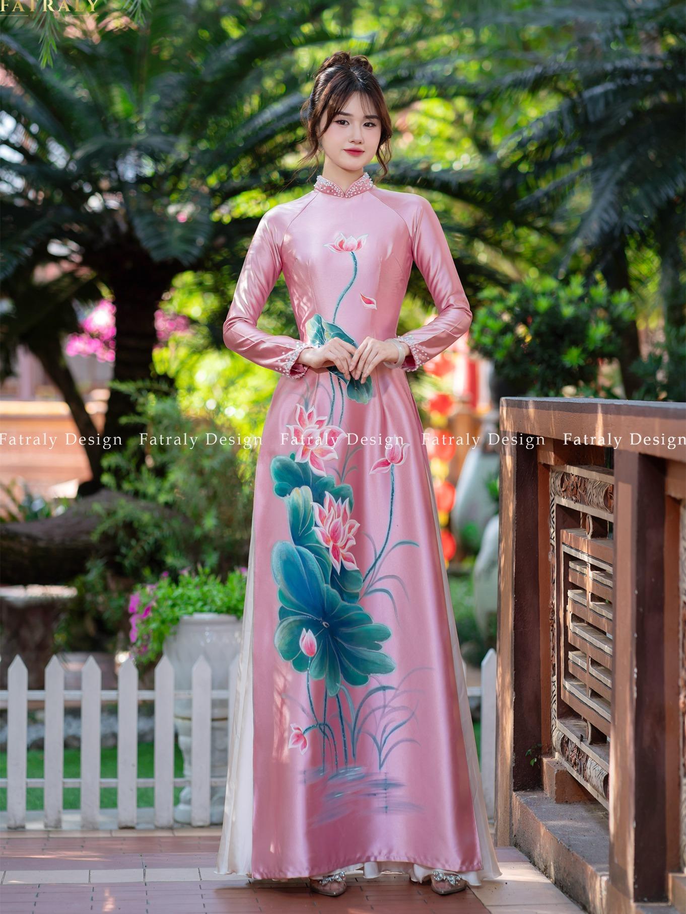 Áo dài nữ Lụa 2 da họa tiết hoa sen vẽ tay cao cấp cổ áo dính đá sang trọng 7 Áo dài nữ Lụa 2 da họa tiết hoa sen vẽ tay cao cấp cổ áo dính đá sang trọng - Hình ảnh 7