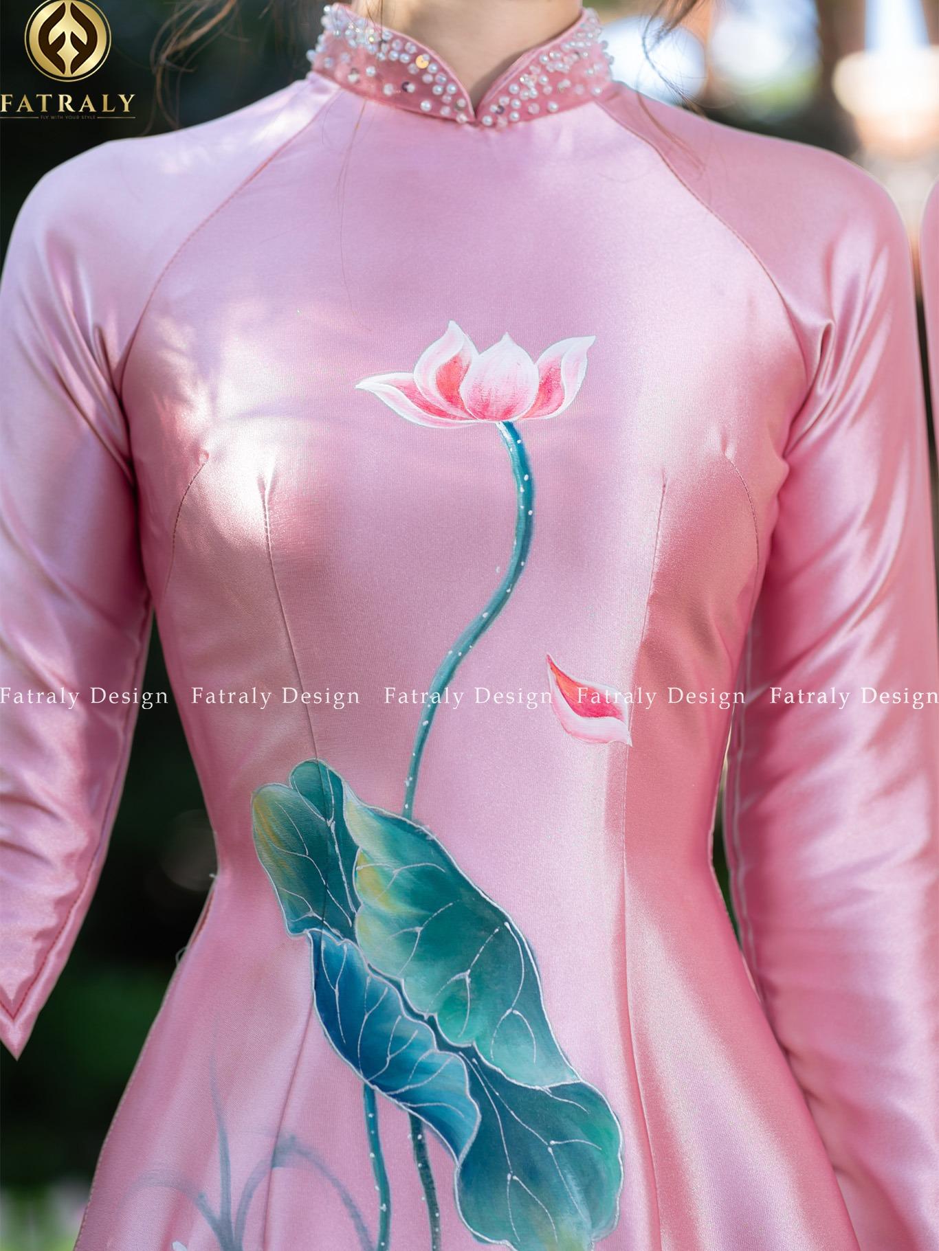 Áo dài nữ Lụa 2 da họa tiết hoa sen vẽ tay cao cấp cổ áo dính đá sang trọng 9 Áo dài nữ Lụa 2 da họa tiết hoa sen vẽ tay cao cấp cổ áo dính đá sang trọng - Hình ảnh 9