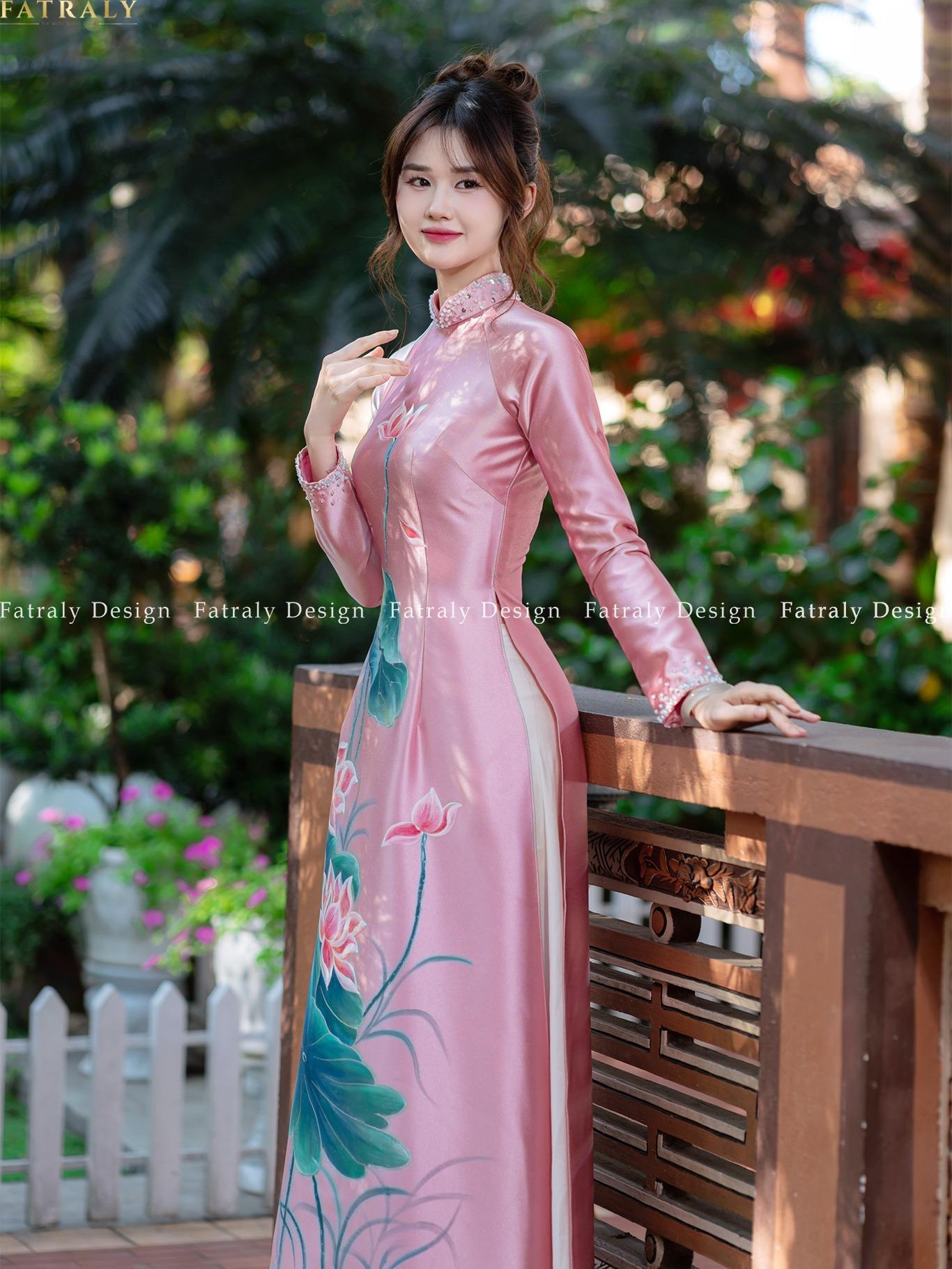 Áo dài nữ Lụa 2 da họa tiết hoa sen vẽ tay cao cấp cổ áo dính đá sang trọng 8 Áo dài nữ Lụa 2 da họa tiết hoa sen vẽ tay cao cấp cổ áo dính đá sang trọng - Hình ảnh 8