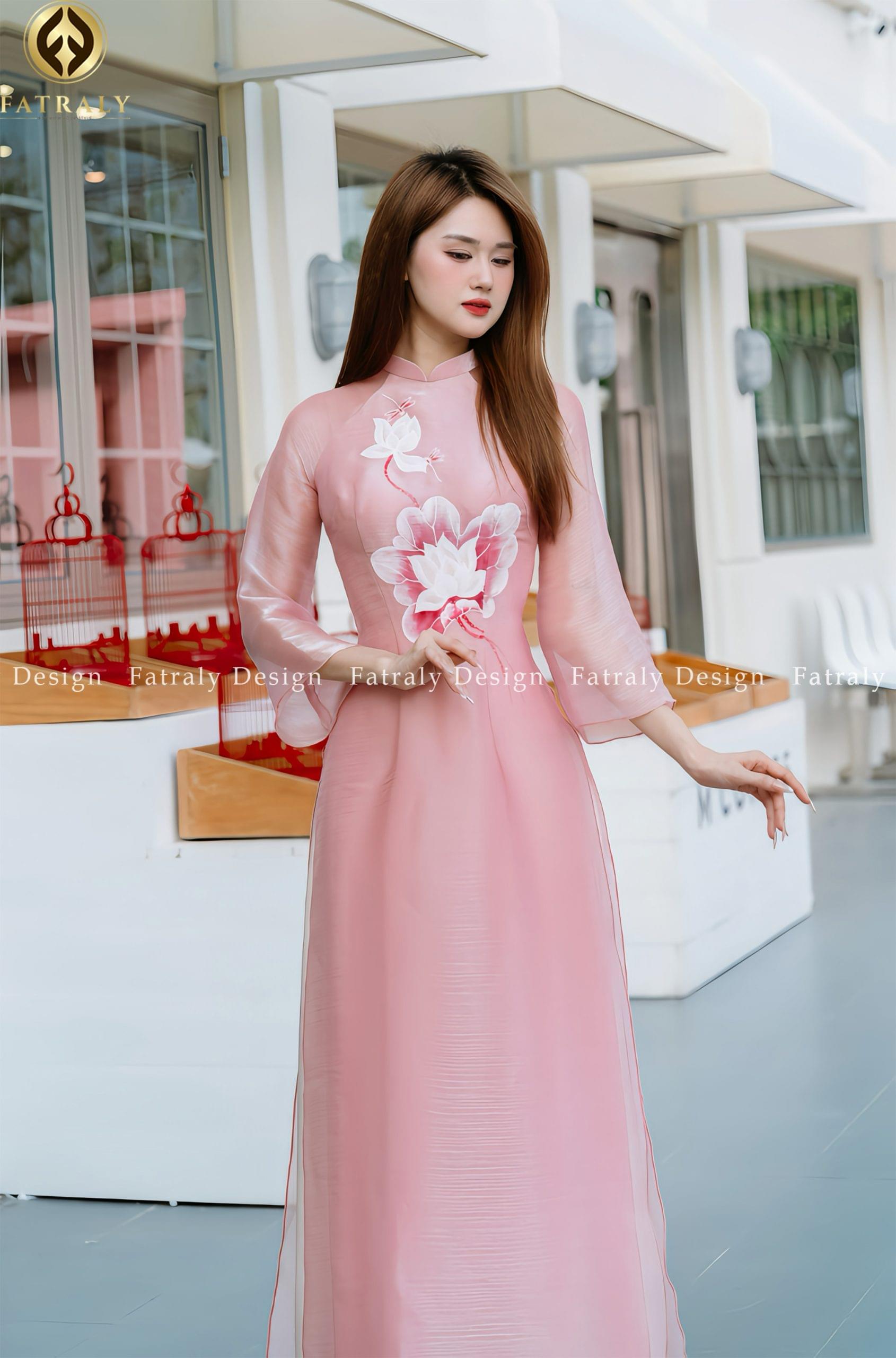 Áo dài Nhã vải tơ 4 tà sơn vẽ hoa sen thủ công