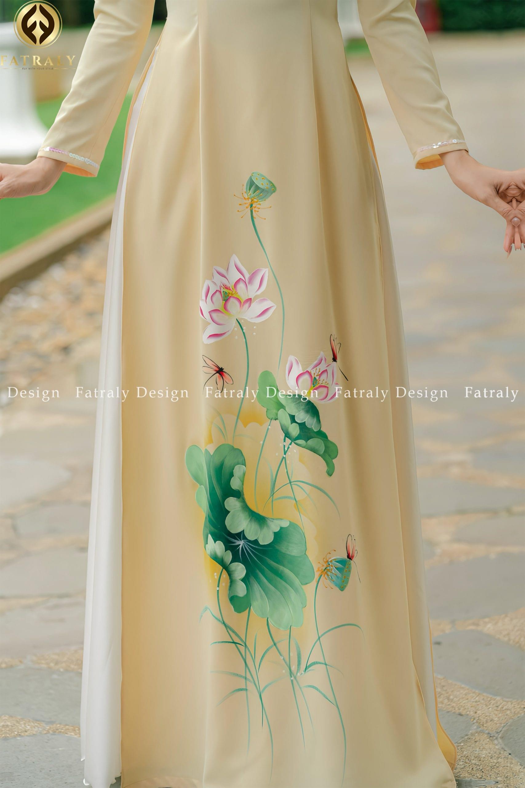 Áo dài Dịu vải lụa thạch họa tiết hóa sen sẽ tay - Hình ảnh 2