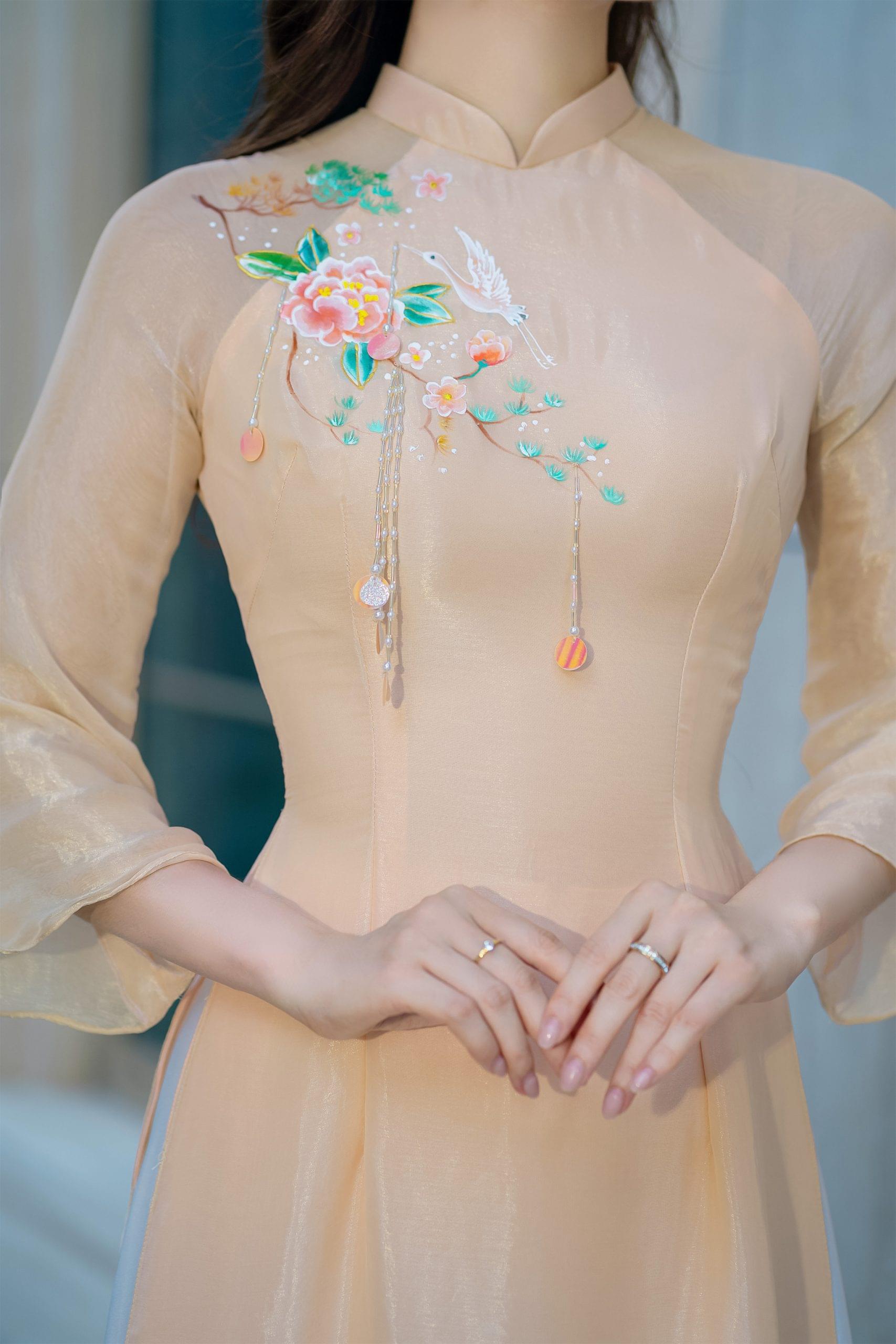 Áo dài Kim Vàng họa tiết hao thuê vải tơ 4 tà - Hình ảnh 2