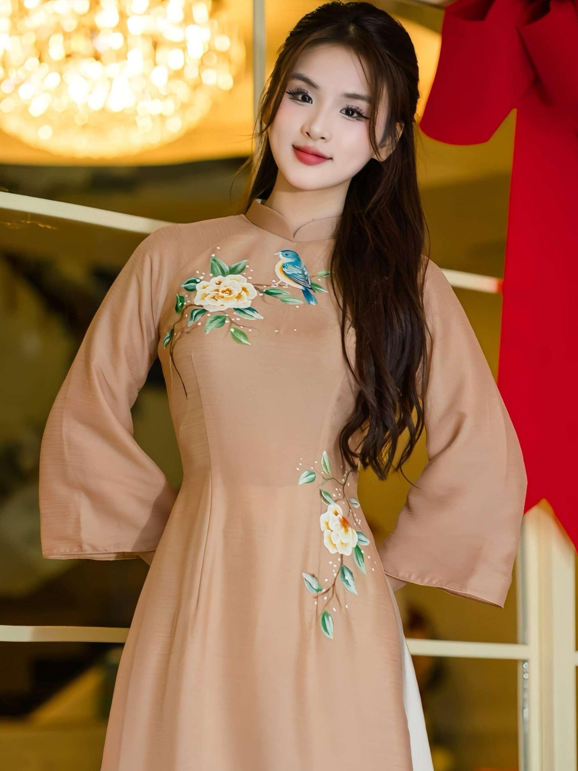 Áo dài Tơ 4 tà họa tiết vẽ tay cao cấp chất vải mềm mại thiết kế tinh tế hoa vẽ tay nghệ nhân thủ công phong cách thời trang truyền thống - Hình ảnh 2
